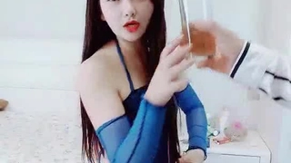 业余女友从后面接受一根大鸡巴,并在她的屁股上射精