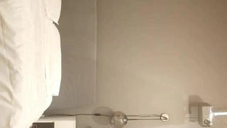 年轻的保姆在群交中被年长的男人操了