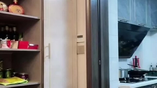 新来的大美妞，黑丝高跟露脸颜值高，极度风骚诱惑狼友，跪在地上伸着舌头要舔狼友大鸡巴，揉奶玩逼爆菊花第05集