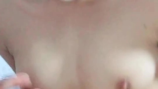 娇嫩人妻背着老公出来约炮老公电话响个不停