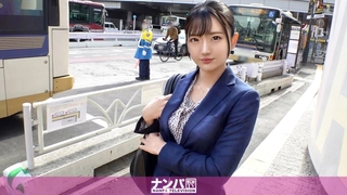 兴奋的青少年在热辣的女同性恋视频中探索他们的性欲